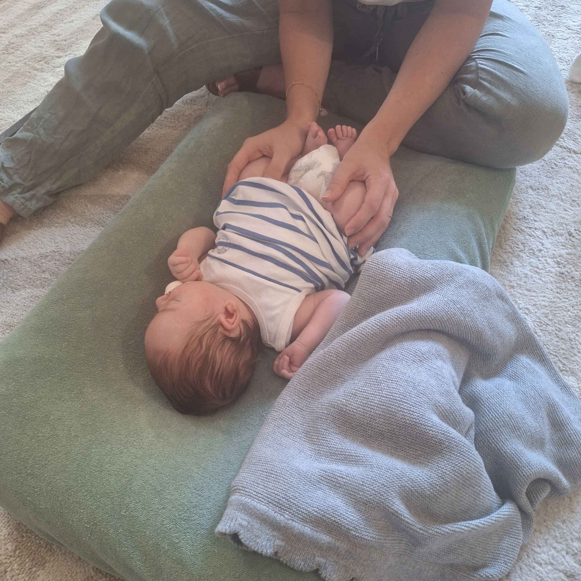Parent apprenant les gestes du massage bébé