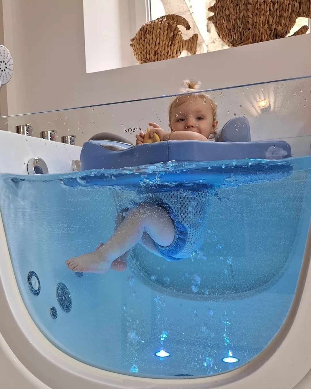 Séance de baby spa, bébé dans la baignoire