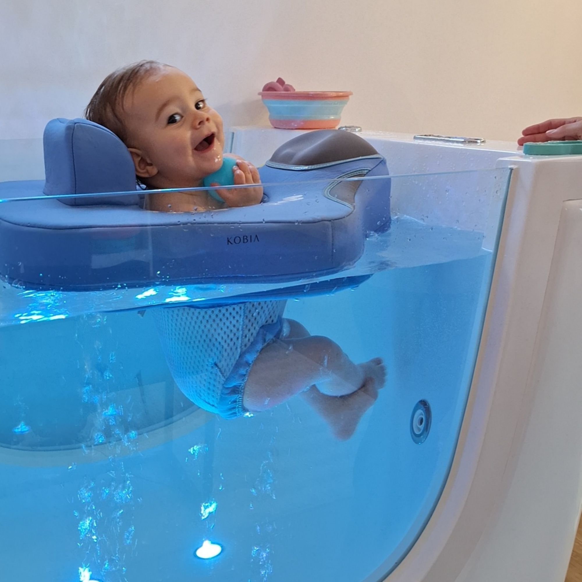 Bébé souriant dans sa bouée de baby spa