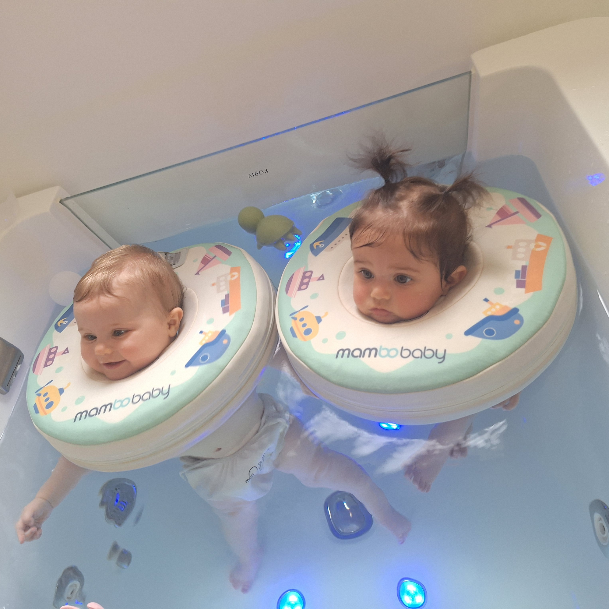 Deux bébés en baby spa dans la même baignoire