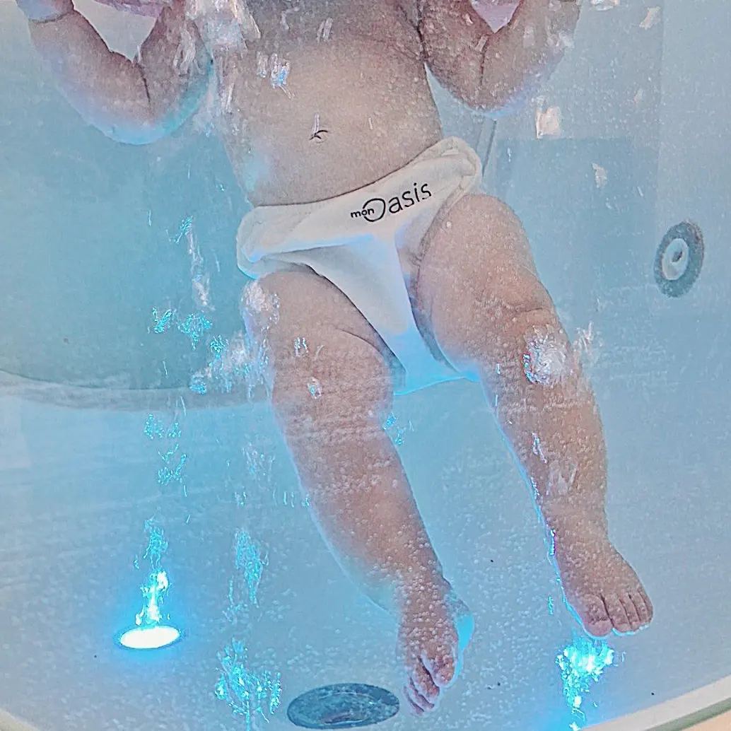 Bébé dans l'eau chaude de la baignoire spa