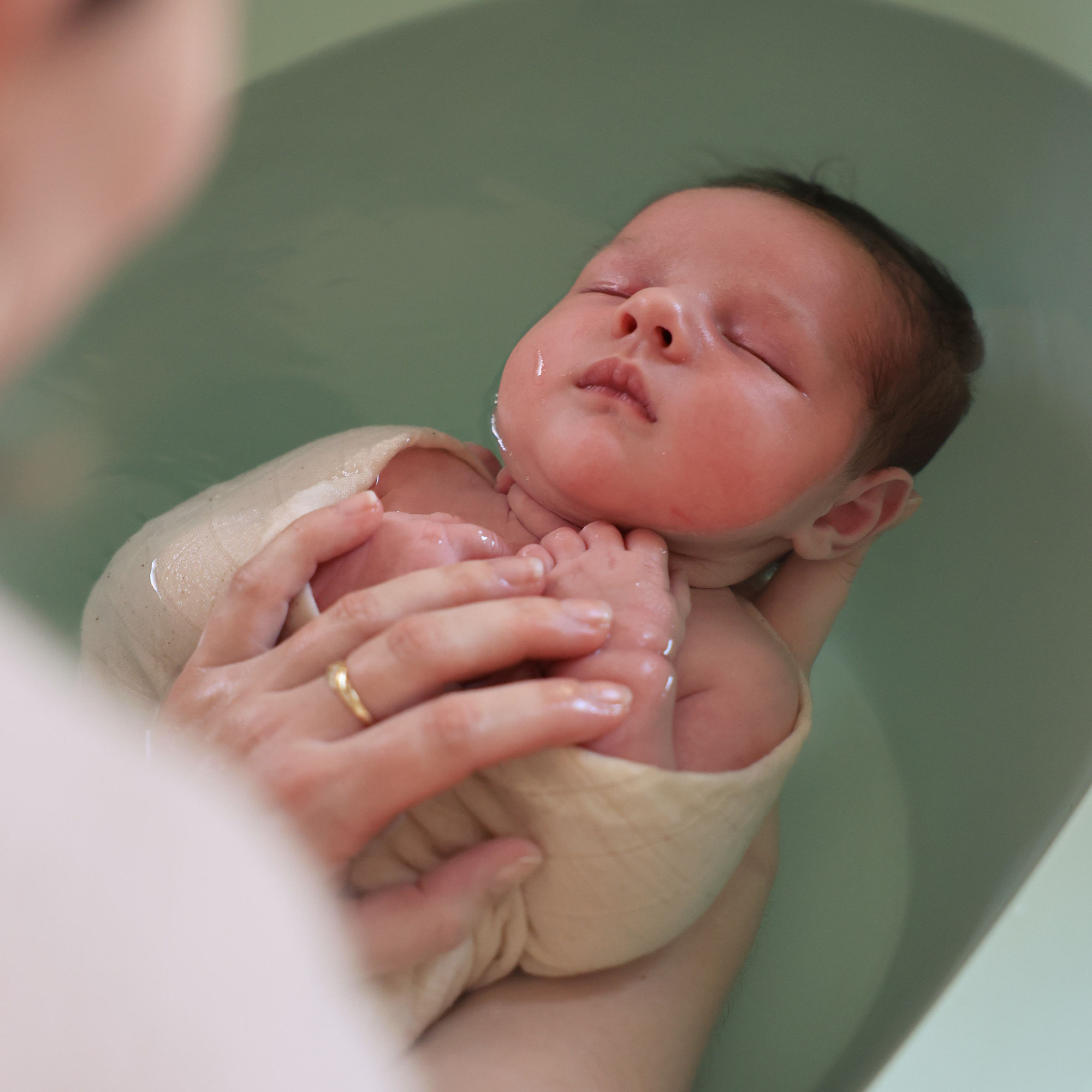 Bébé lors d'un bain enveloppé immortalisé en photos