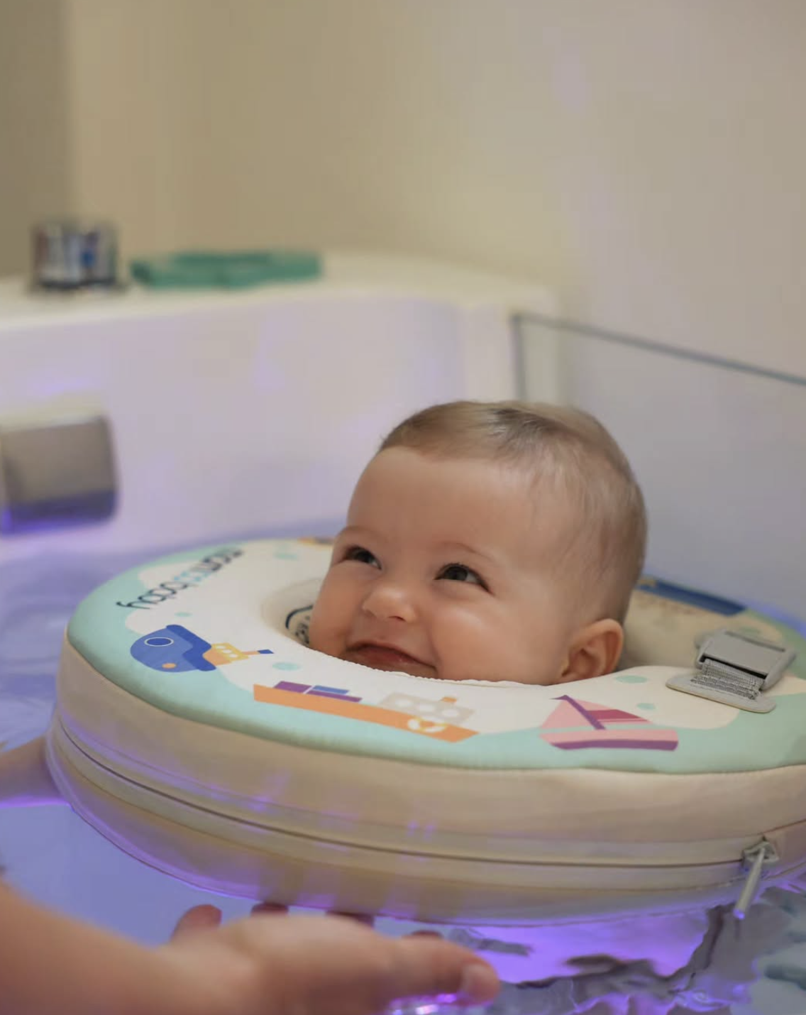 Bébé souriant dans sa bouée au baby spa