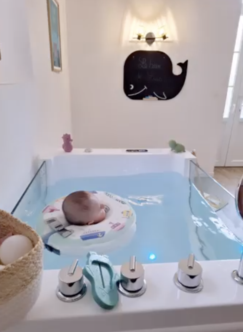 Bébé dans son flotteur lors d'une séance de baby spa