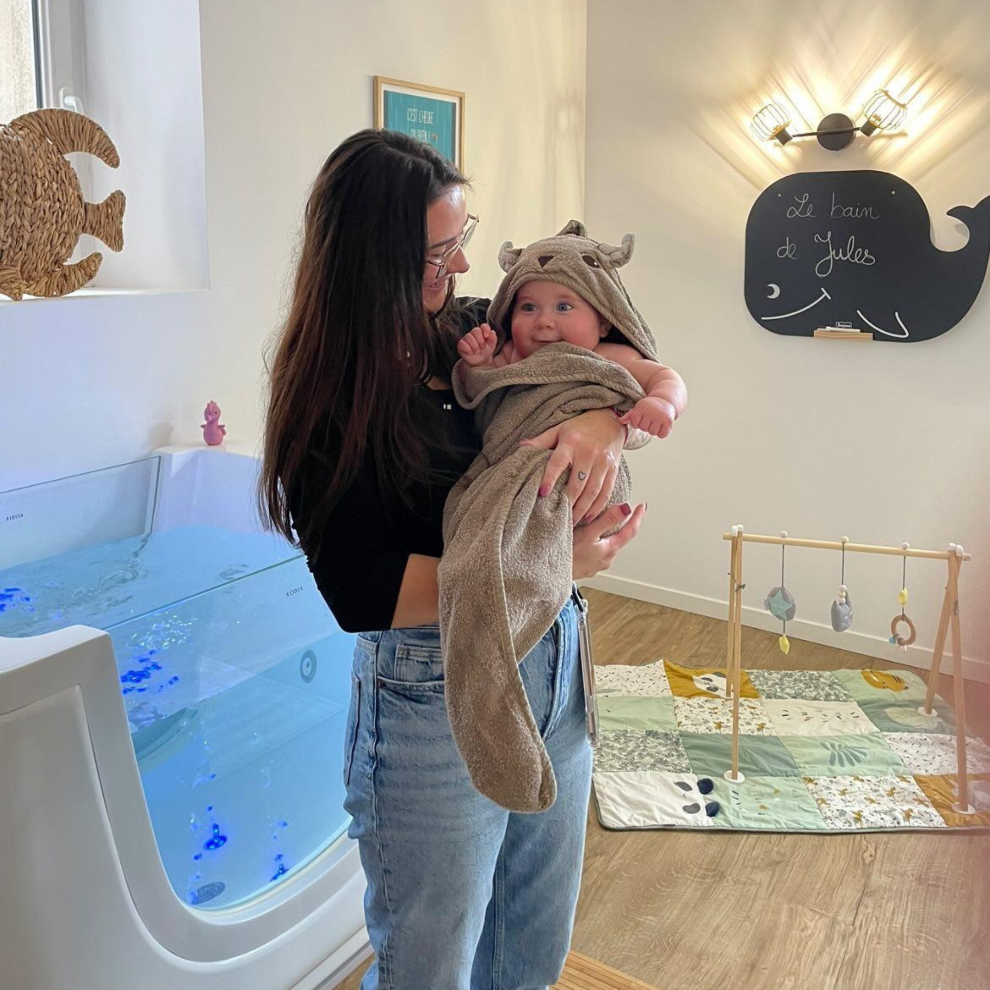 Maman et enfant complices après leur moment au spa