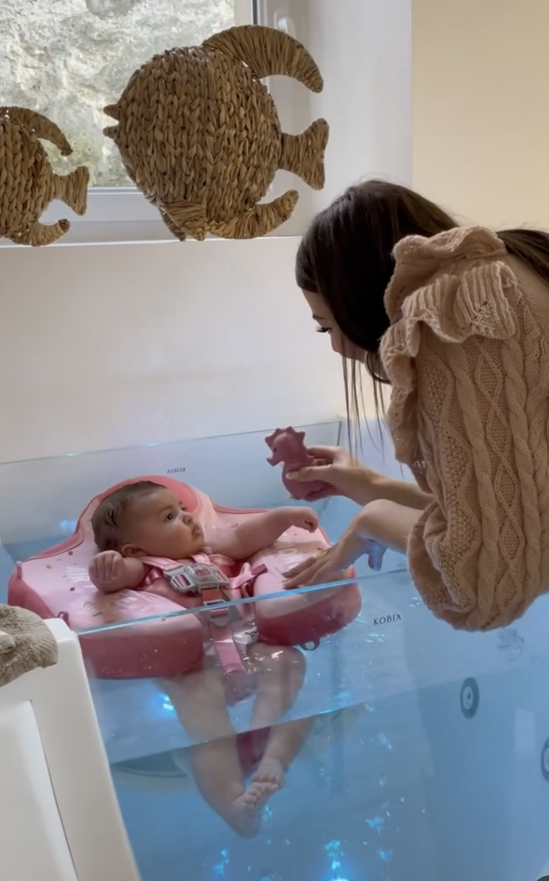 Maman et bébé lors d'un moment complice au spa