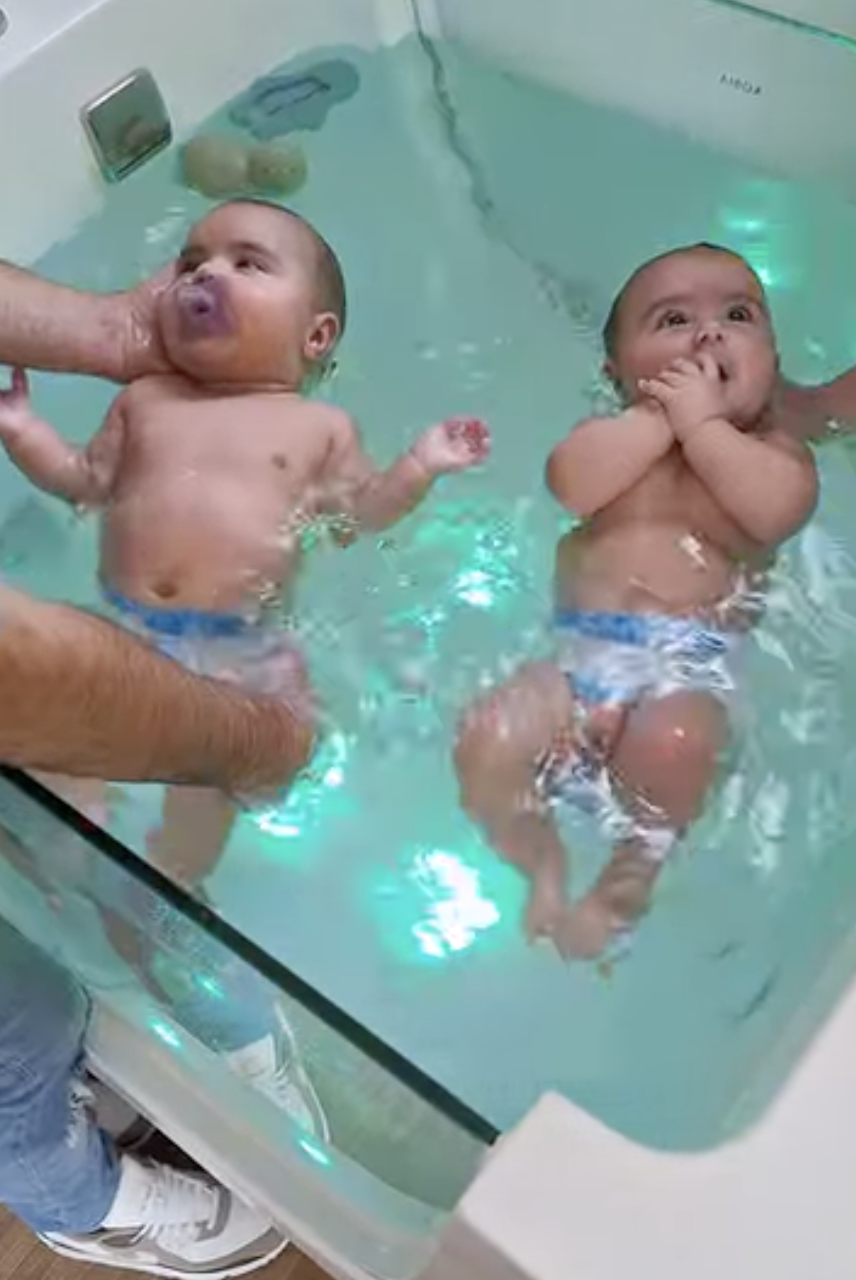 Jumeaux dans la baignoire de baby spa